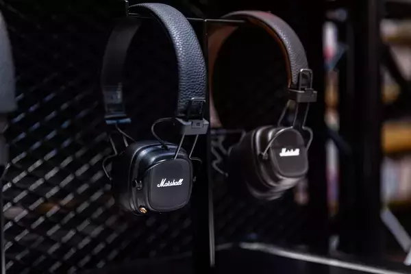 「老舗オーディオメーカー・Marshallの60周年を記念した特別ブースが二子玉川 蔦屋家電にて展開中｜象徴的なブランドデザインを踏襲したスピーカーやヘッドホンが勢揃い」の画像
