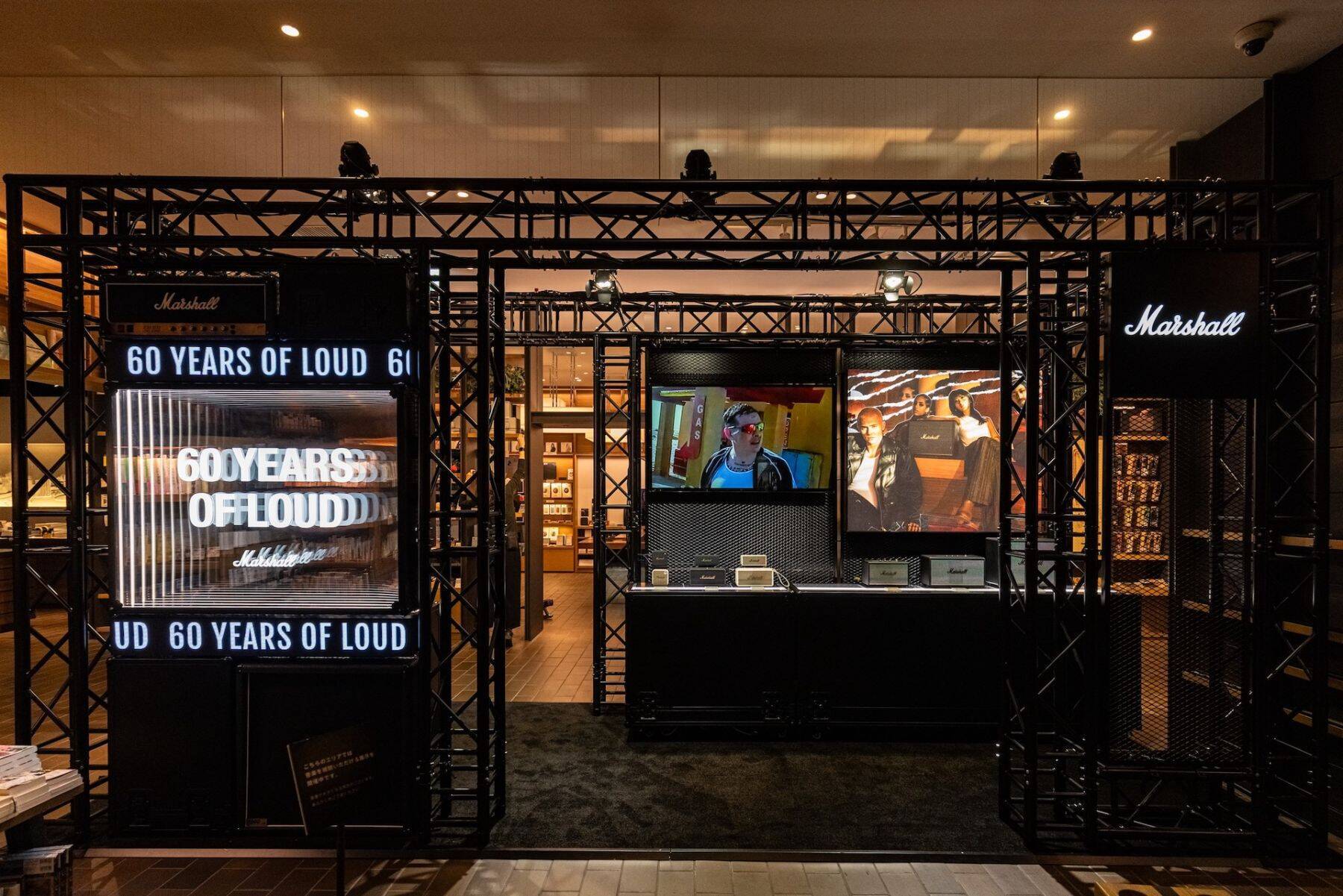 老舗オーディオメーカー・Marshallの60周年を記念した特別ブースが二子玉川 蔦屋家電にて展開中｜象徴的なブランドデザインを踏襲したスピーカーやヘッドホンが勢揃い