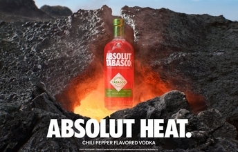 〈ABSOLUT®  VODKA〉から〈TABASCO®〉とタッグを組んだスパイシーなフレーバードウオッカが新登場