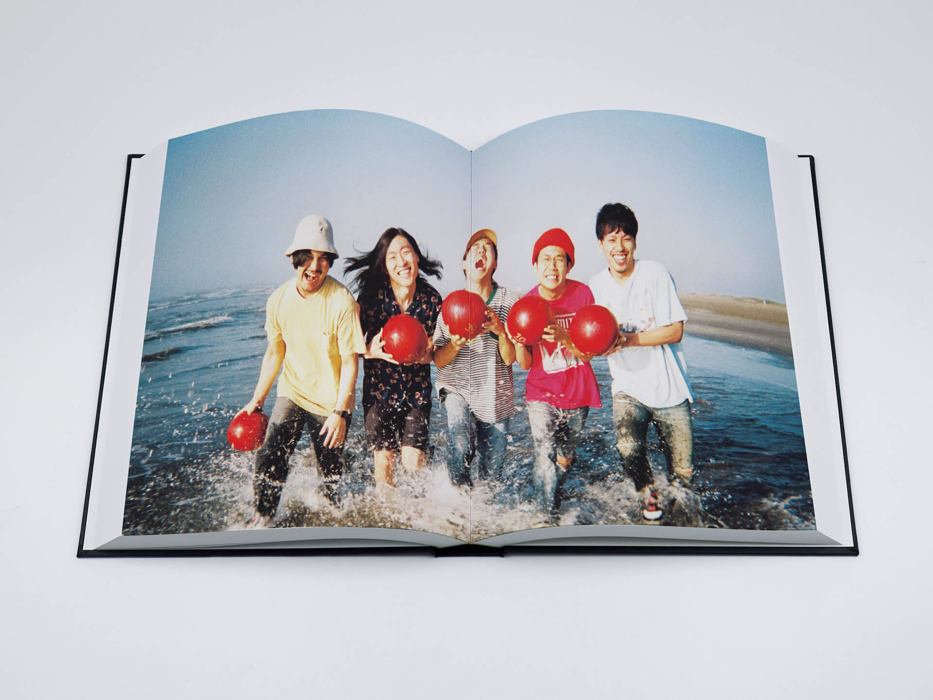 奥山由之のクライアントワークをまとめた写真集『BEST BEFORE』が発売決定！米津玄師の推薦コメントが到着