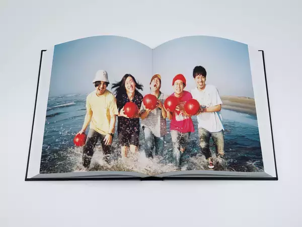 「奥山由之のクライアントワークをまとめた写真集『BEST BEFORE』が発売決定！米津玄師の推薦コメントが到着」の画像