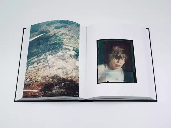 「奥山由之のクライアントワークをまとめた写真集『BEST BEFORE』が発売決定！米津玄師の推薦コメントが到着」の画像