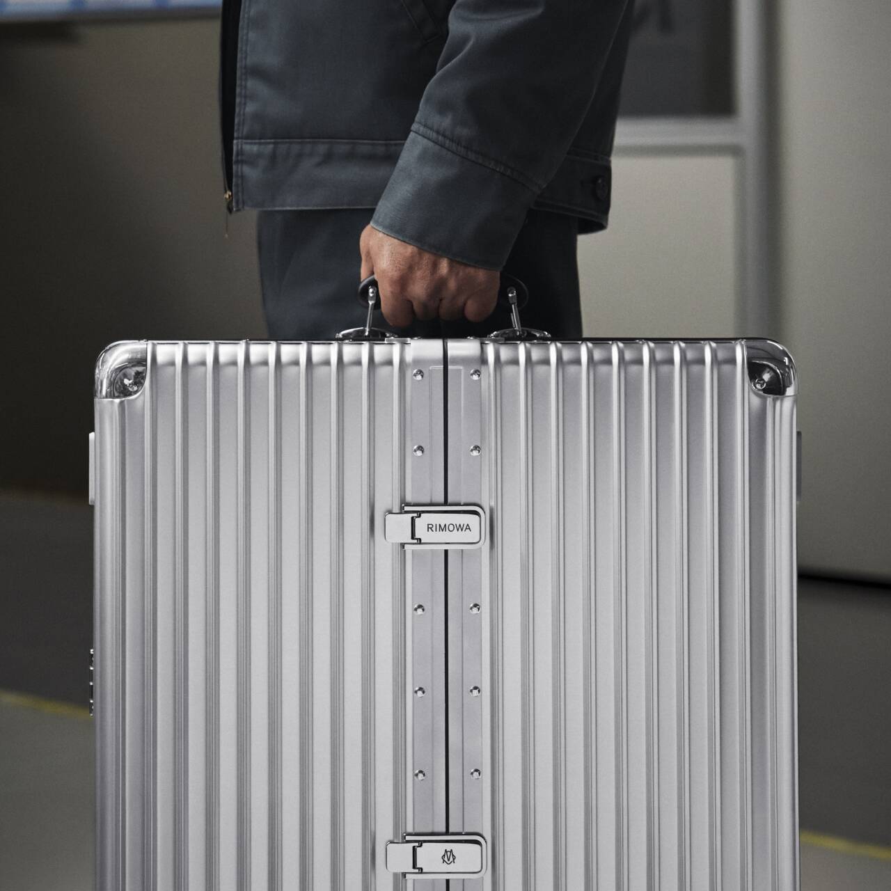 「RIMOWA」がダーツボードケースを発売 | 米俳優のウォルトン・ゴギンズを起用したキャンペーンムービーも公開