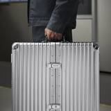 「「RIMOWA」がダーツボードケースを発売 | 米俳優のウォルトン・ゴギンズを起用したキャンペーンムービーも公開」の画像2
