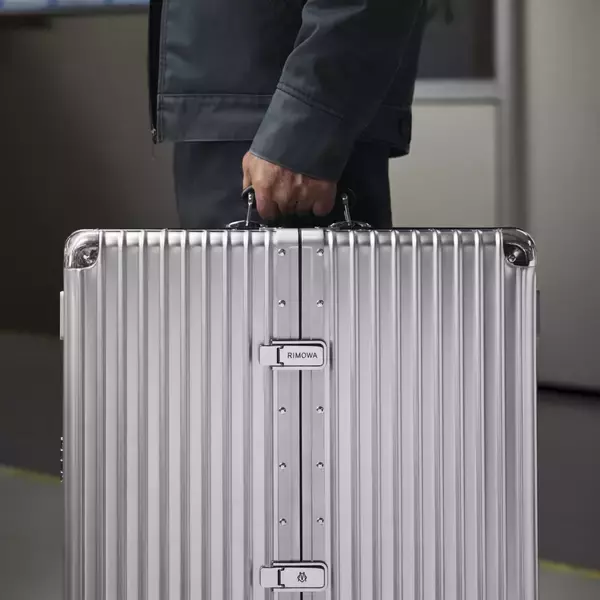 「「RIMOWA」がダーツボードケースを発売 | 米俳優のウォルトン・ゴギンズを起用したキャンペーンムービーも公開」の画像