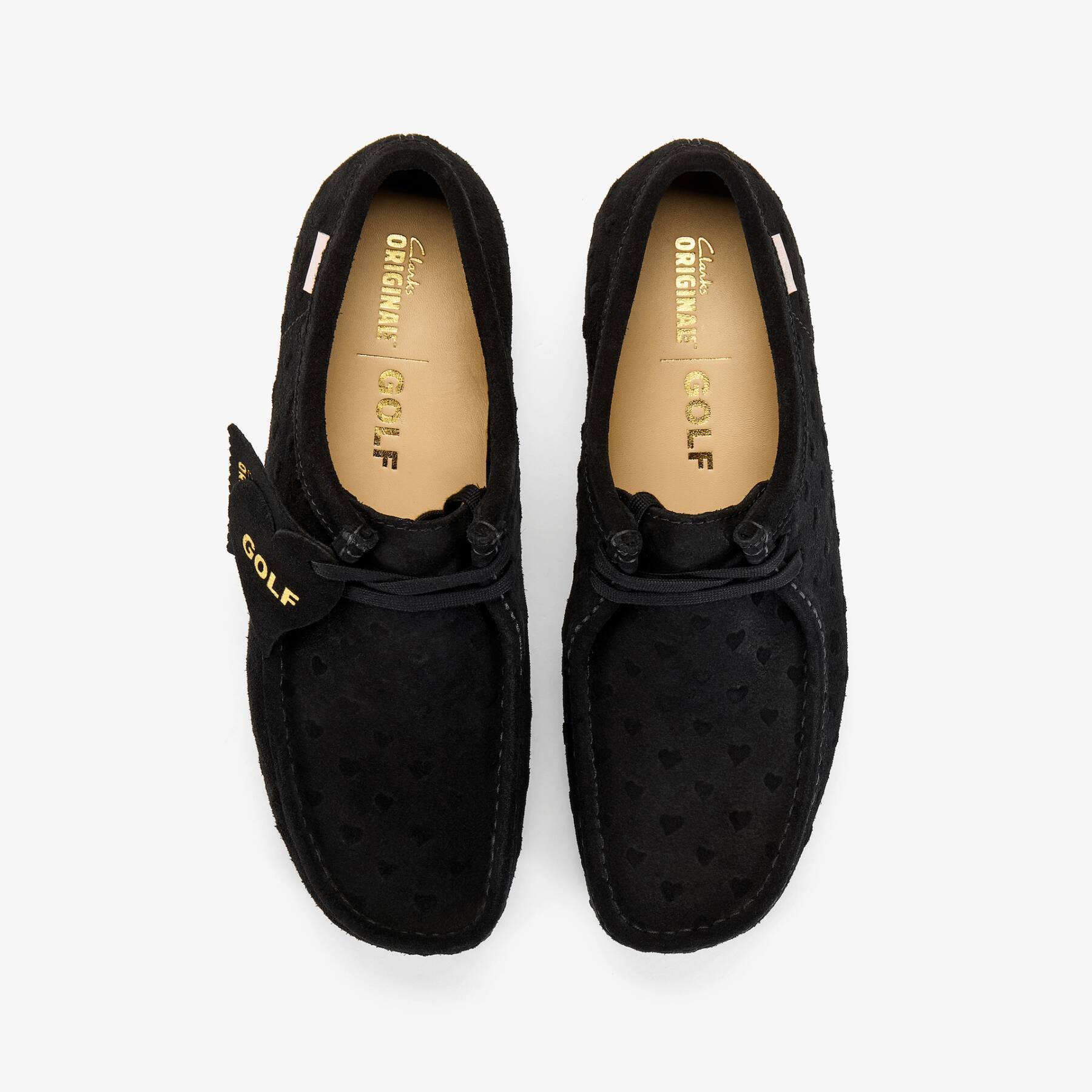 〈Clarks Originals〉がバレンタインらしいディテールを添えた〈GOLF WANG〉とのコラボ第2弾を発表