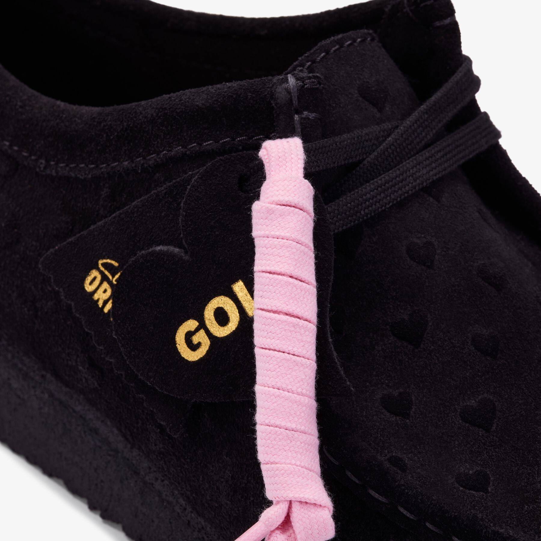 〈Clarks Originals〉がバレンタインらしいディテールを添えた〈GOLF WANG〉とのコラボ第2弾を発表
