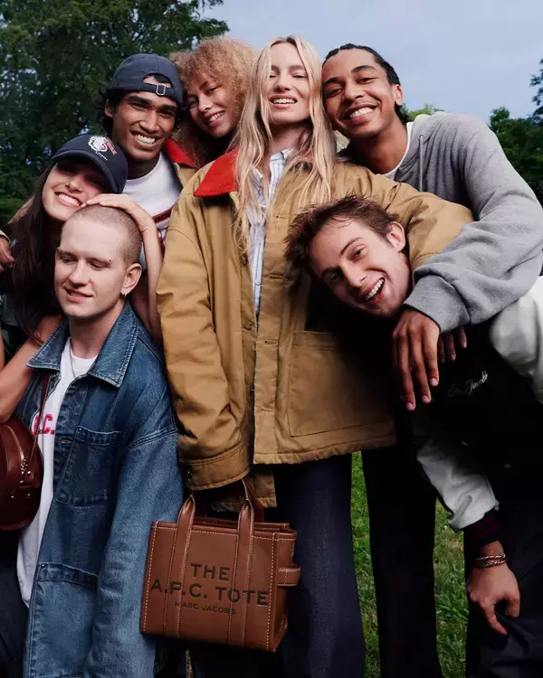 「〈Marc Jacobs〉と〈A.P.C.〉による最新カプセルコレクションが発売」の画像