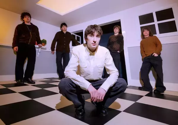 英マンチェスター出身の5人組バンド The Guest Listが待望のデビューアルバムを世界同時発売