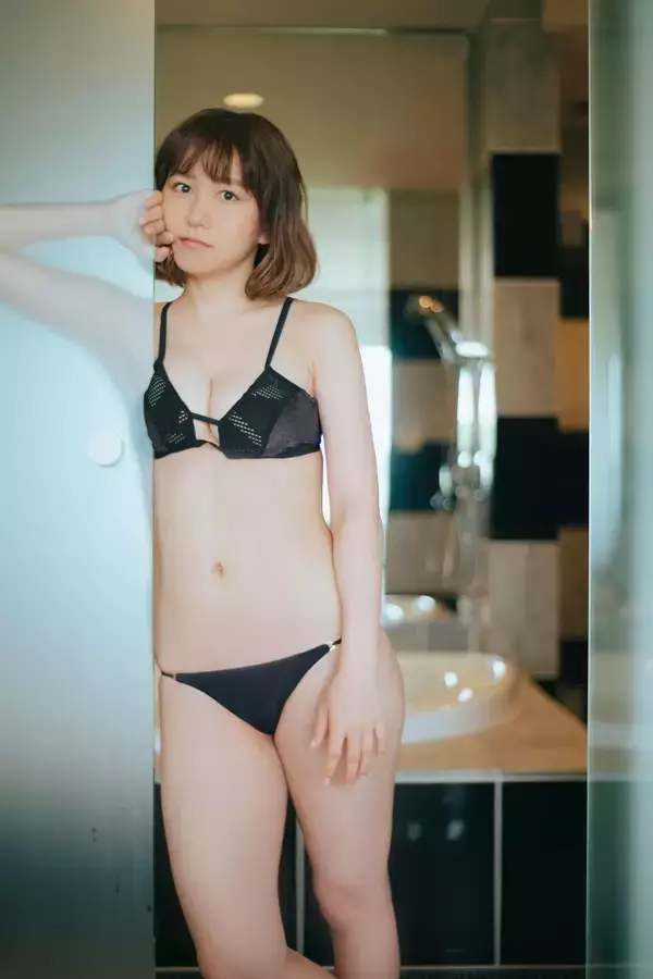 「元SKE48・大場美奈“笑顔眩しいランジェリー姿”｜「初フォトエッセイ」を前康輔が撮影」の画像