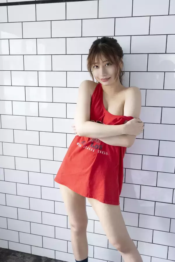 「“チューブトップで飴玉を舐めたり、濡れたり…”鈴木優香、写真集でフェチ姿披露」の画像