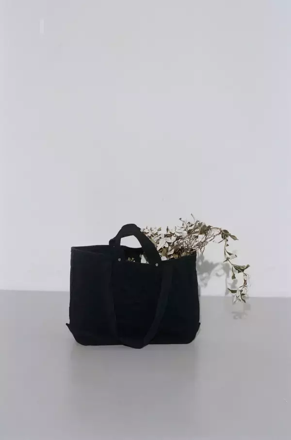 「〈MHL.〉が日本のバッグブランド〈TEMBEA〉とのコラボレーションを発表」の画像