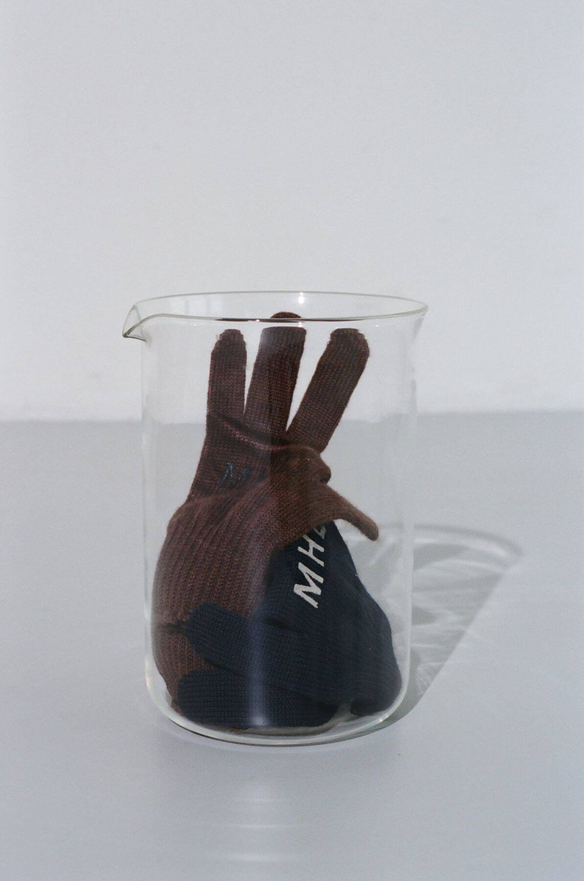 〈MHL.〉が日本のバッグブランド〈TEMBEA〉とのコラボレーションを発表