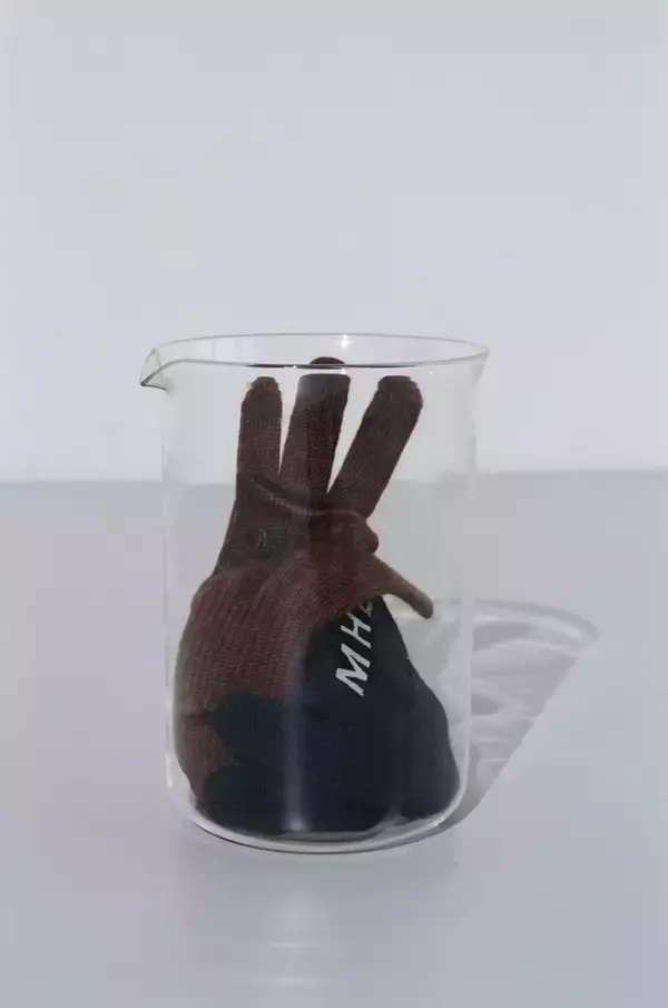 「〈MHL.〉が日本のバッグブランド〈TEMBEA〉とのコラボレーションを発表」の画像