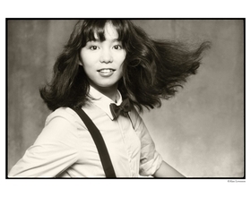 〈JOURNAL STANDARD〉が1980年代の竹内まりやのポートレートに焦点を当てたコラボTシャツを発表