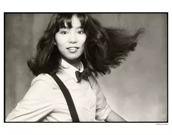 〈JOURNAL STANDARD〉が1980年代の竹内まりやのポートレートに焦点を当てたコラボTシャツを発表