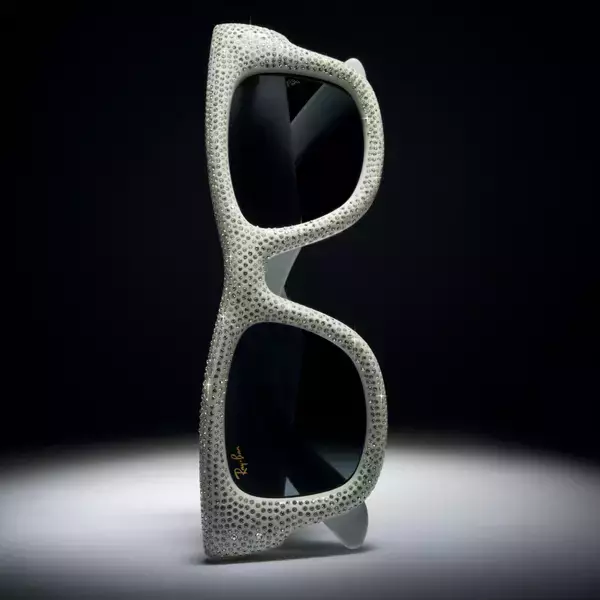 「エイサップ・ロッキー x〈レイバン〉によるクリスタルとダイヤモンドを纏った新コレクションが登場」の画像