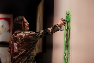 ジョニー・デップによる待望の没入型アート展＜A Bunch of Stuff＞が11月28日（金）より開幕