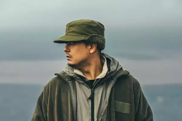 「OZROSAURUS、ZORNが客演＆EVISBEATSプロデュースの新曲「Rewind」MVを公開｜映像監督はスタジオ石」の画像