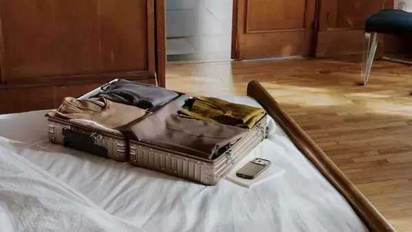 「「RIMOWA」の人気コレクション “CLASSIC”から新定番カラー “チタニウム”が登場」の画像