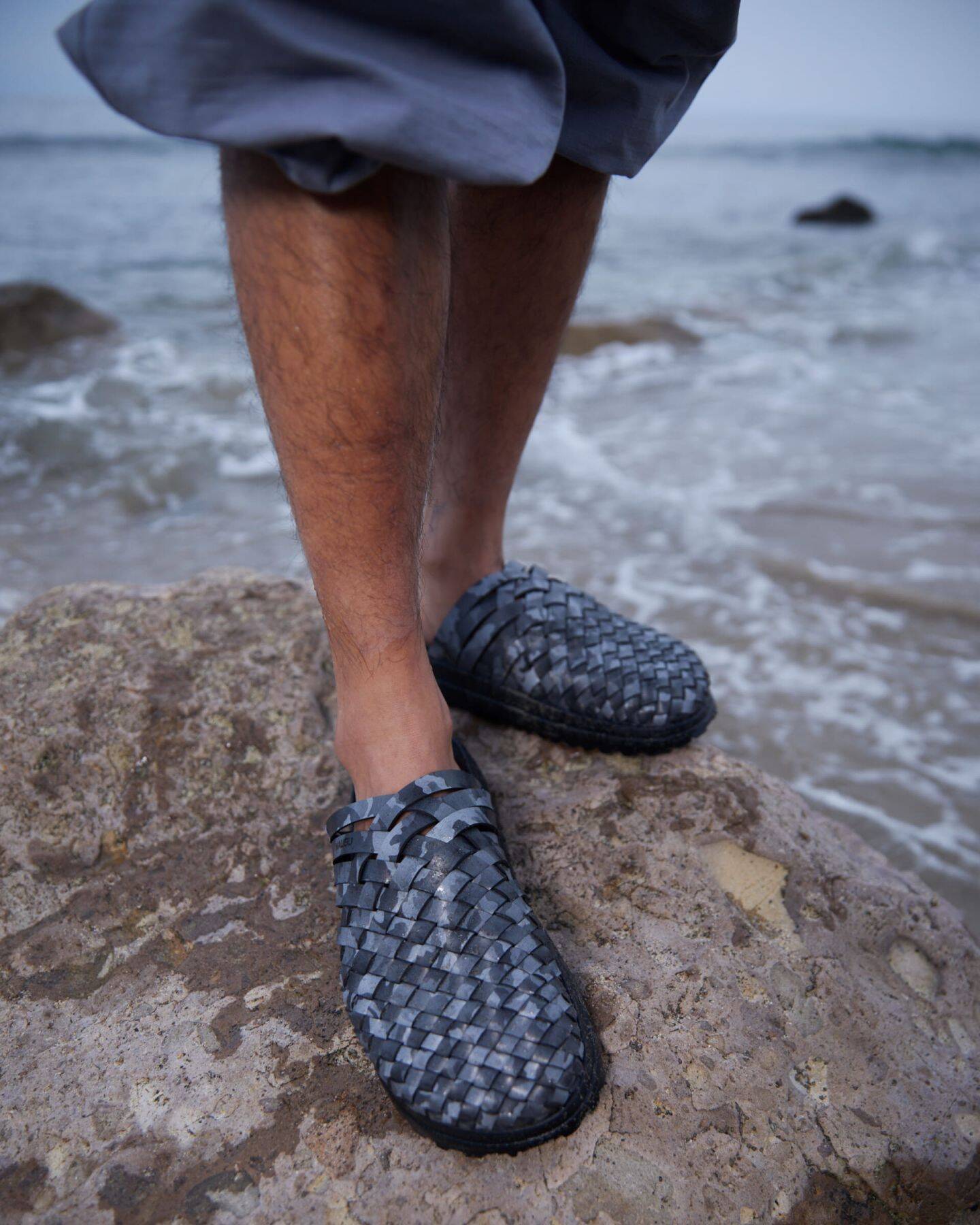 〈HUF〉が米カリフォルニア発のフットウェアブランド〈Malibu Sandals〉との初となるコラボレーションを発表