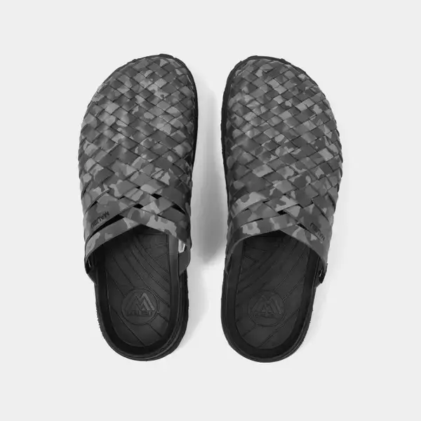 「〈HUF〉が米カリフォルニア発のフットウェアブランド〈Malibu Sandals〉との初となるコラボレーションを発表」の画像