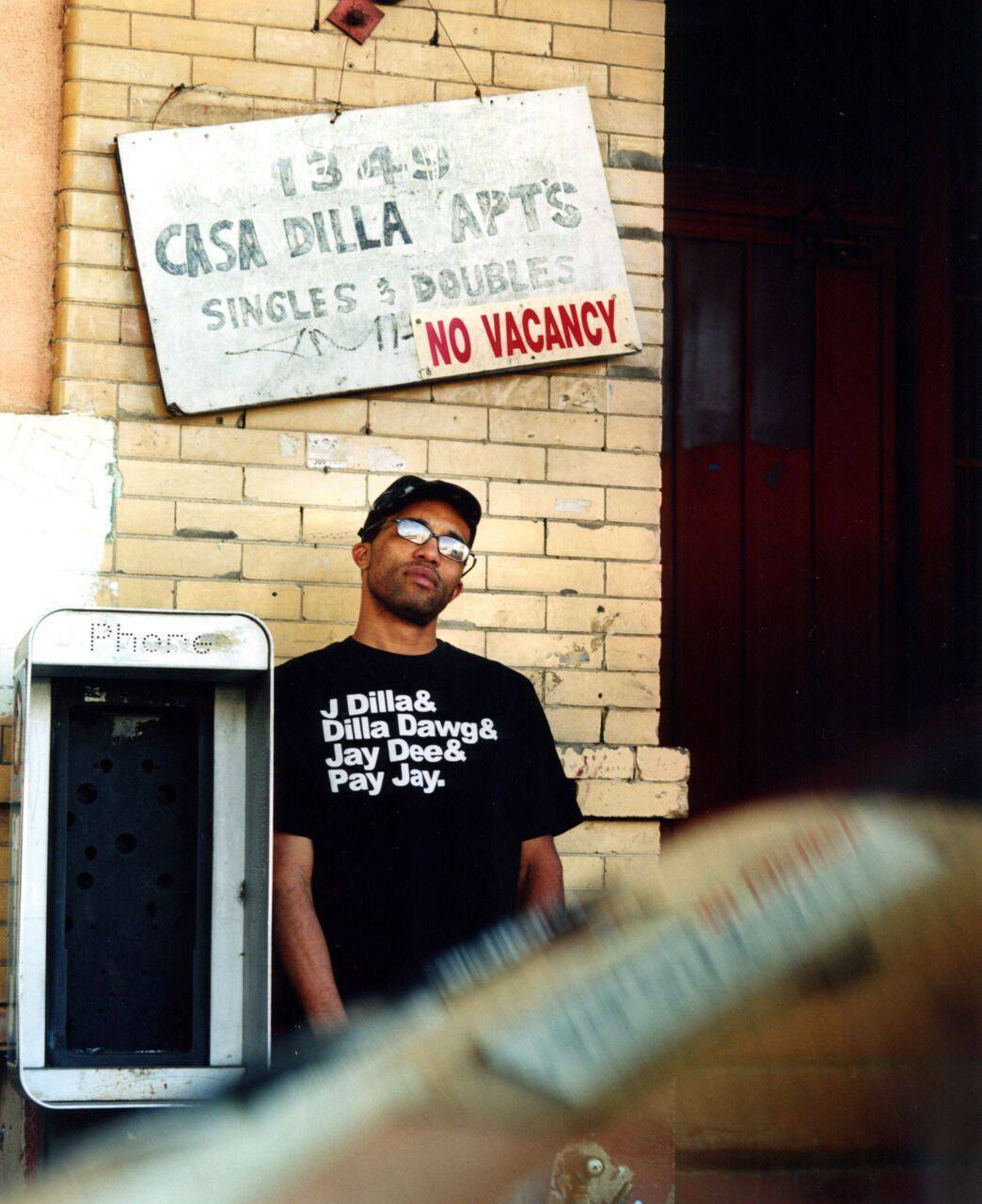 〈HUF〉がレジェンドDJ J Roccの日本ツアーを記念して〈Stones Throw〉を招いたトリプルコラボを発表