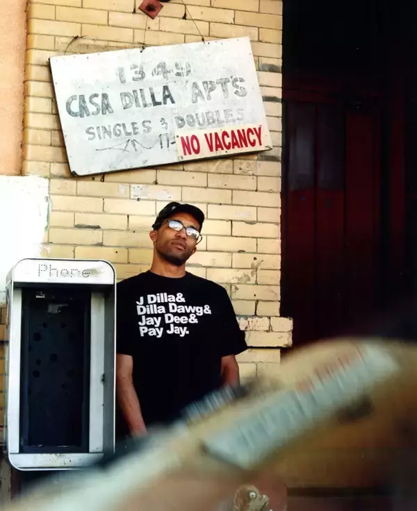 「〈HUF〉がレジェンドDJ J Roccの日本ツアーを記念して〈Stones Throw〉を招いたトリプルコラボを発表」の画像