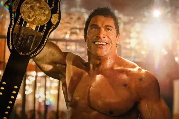 “霊長類ヒト科最強”マーク・ケアーの軌跡を描いた映画『スマッシング・マシーン』が全国公開