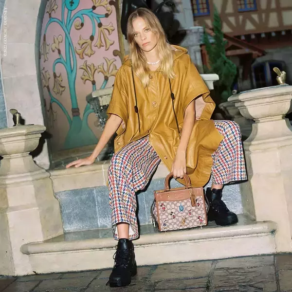 「Disney x Coach ウォルト・ディズニー・ワールド50周年記念コレクション」が登場｜70年代のウォルト・ディズニー・ワールドのデザインをフィーチャー