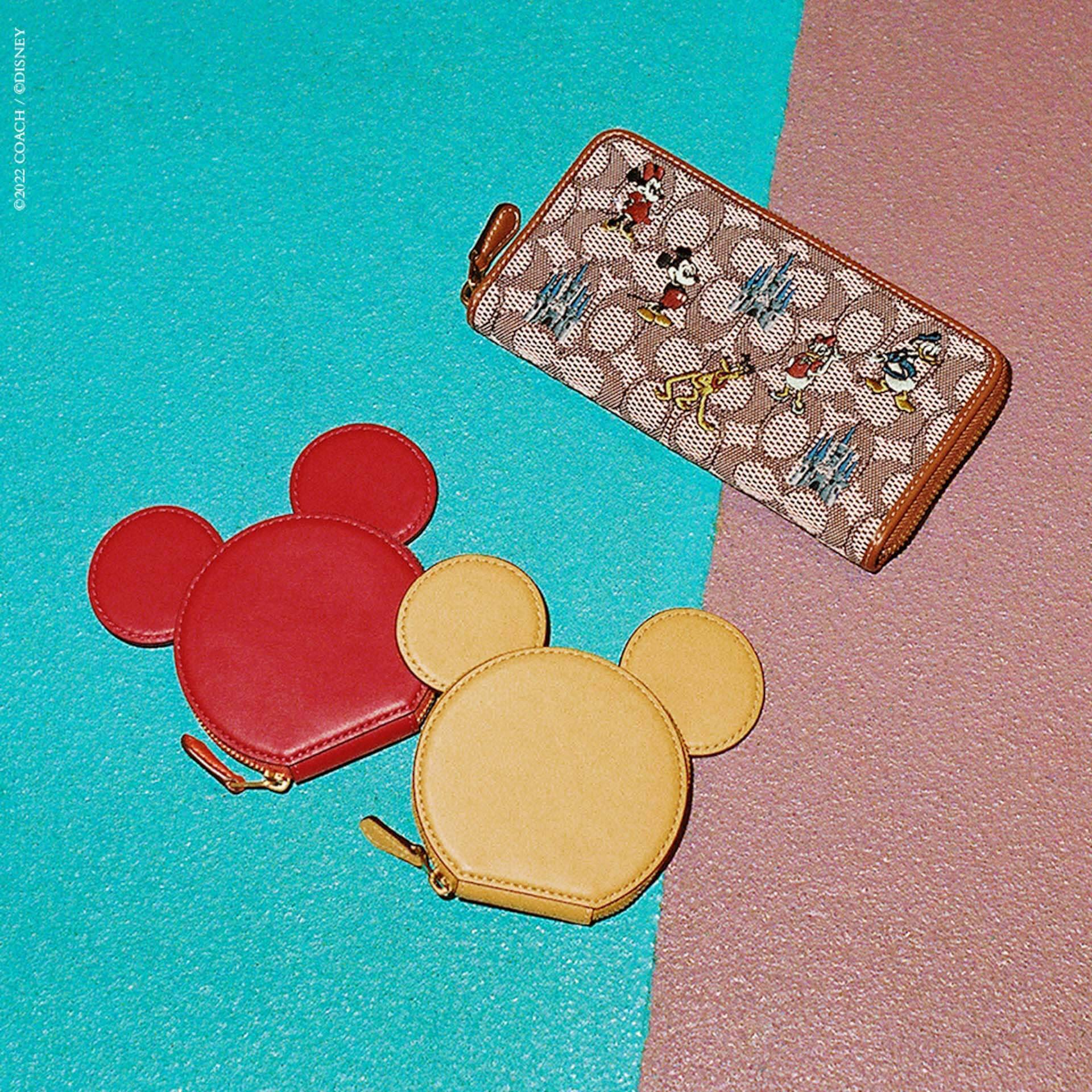 「Disney x Coach ウォルト・ディズニー・ワールド50周年記念コレクション」が登場｜70年代のウォルト・ディズニー・ワールドのデザインをフィーチャー