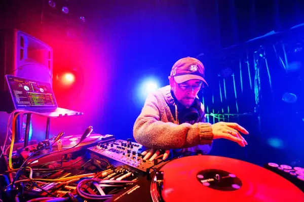 「DJ KRUSH活動30周年記念ツアーがスタート｜記念イベントにはDJ KENSEI、志人、ralph、JUMADIBAらが登場」の画像