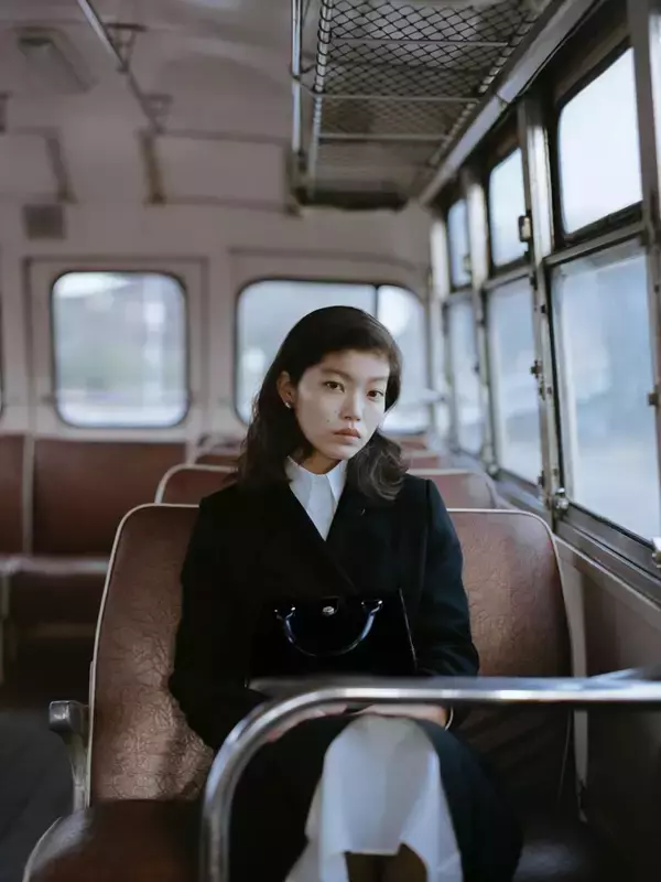 「〈PORTER〉が“バスガール”をテーマにした新作バッグシリーズ “BUS GIRL”を発売」の画像