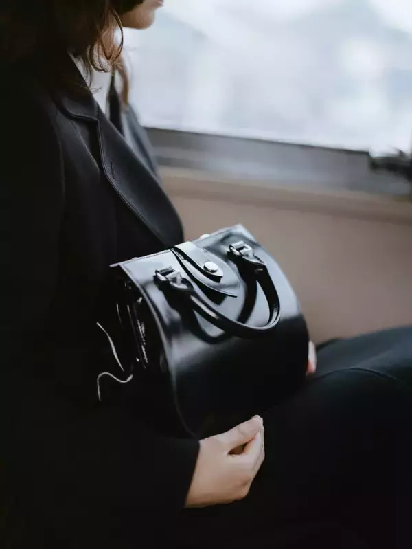 「〈PORTER〉が“バスガール”をテーマにした新作バッグシリーズ “BUS GIRL”を発売」の画像