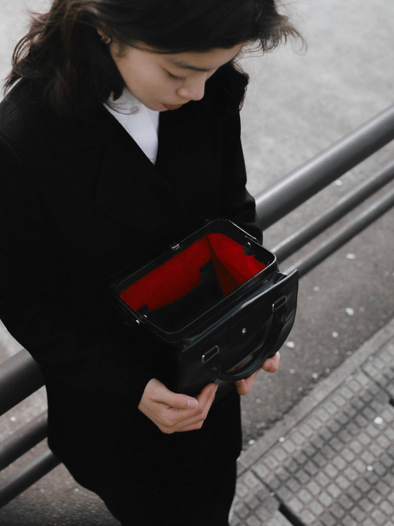 〈PORTER〉が“バスガール”をテーマにした新作バッグシリーズ “BUS GIRL”を発売