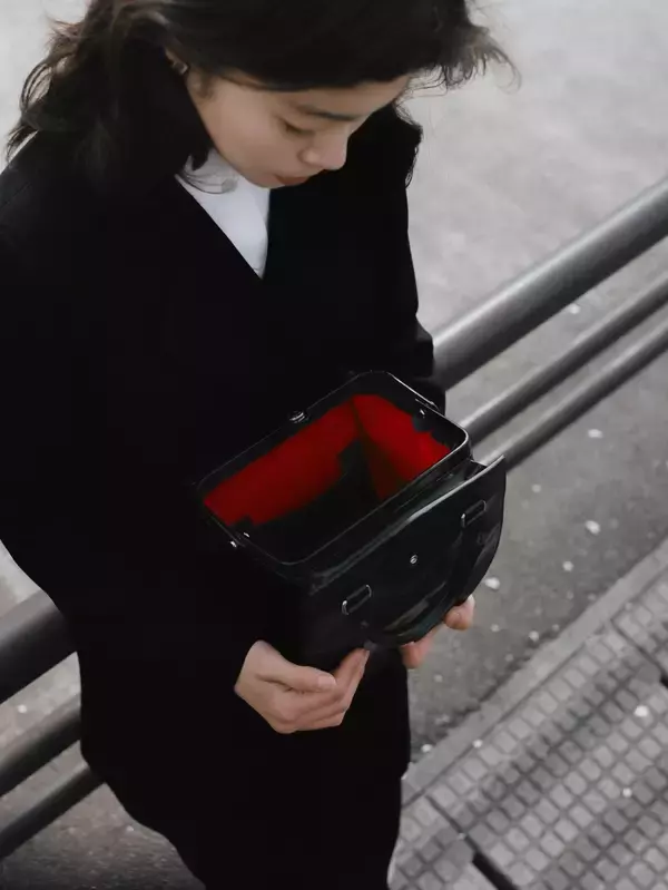 「〈PORTER〉が“バスガール”をテーマにした新作バッグシリーズ “BUS GIRL”を発売」の画像