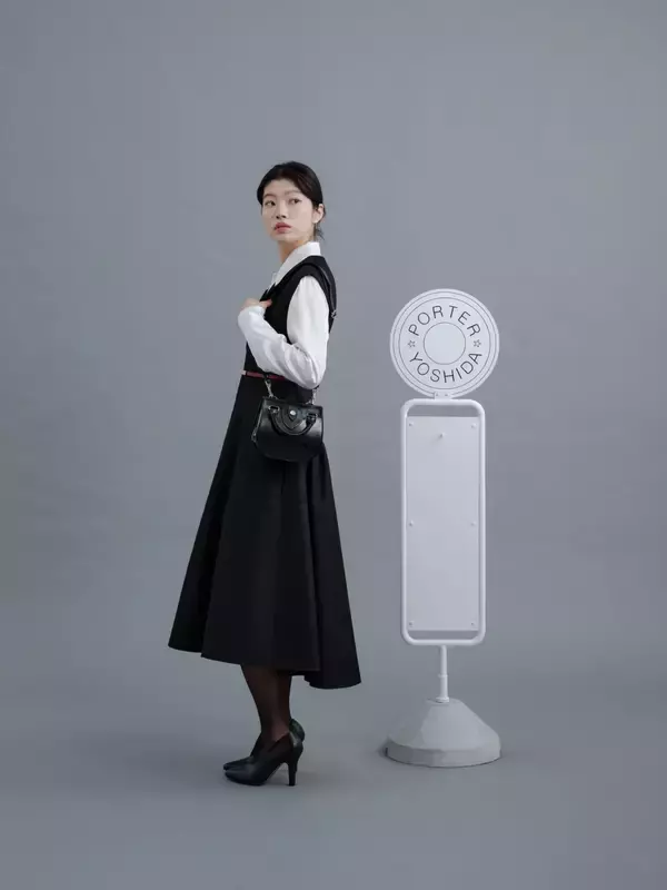 「〈PORTER〉が“バスガール”をテーマにした新作バッグシリーズ “BUS GIRL”を発売」の画像