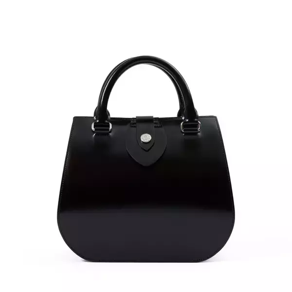 「〈PORTER〉が“バスガール”をテーマにした新作バッグシリーズ “BUS GIRL”を発売」の画像