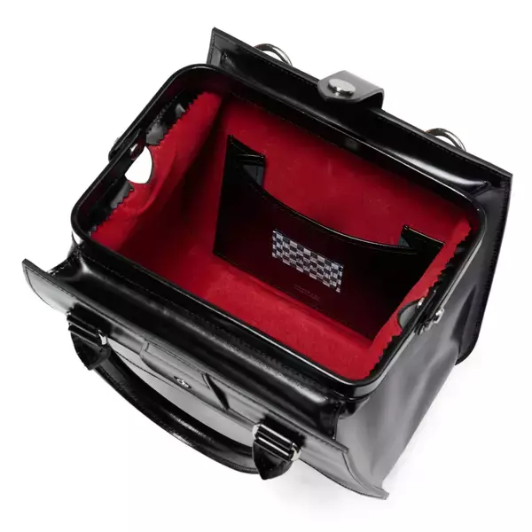 「〈PORTER〉が“バスガール”をテーマにした新作バッグシリーズ “BUS GIRL”を発売」の画像