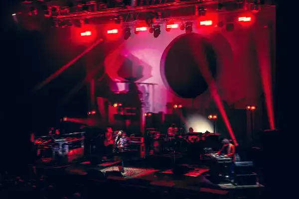 「LIVE REPORT：Suchmos Asia Tour Sunburst 2025 横浜アリーナ・フジロック・Zepp Hanedaを経て 辿り着いたSuchmosというバンドの現在地」の画像