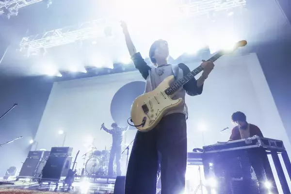 「LIVE REPORT：Suchmos Asia Tour Sunburst 2025 横浜アリーナ・フジロック・Zepp Hanedaを経て 辿り着いたSuchmosというバンドの現在地」の画像