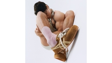 〈Onitsuka Tiger〉が〈VERSACE〉との最新コラボフットウェアを発売