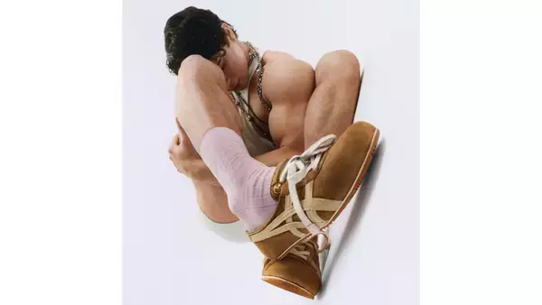 〈Onitsuka Tiger〉が〈VERSACE〉との最新コラボフットウェアを発売