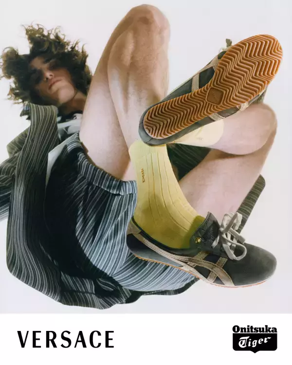 「〈Onitsuka Tiger〉が〈VERSACE〉との最新コラボフットウェアを発売」の画像