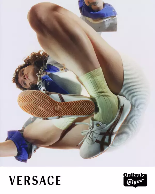 「〈Onitsuka Tiger〉が〈VERSACE〉との最新コラボフットウェアを発売」の画像