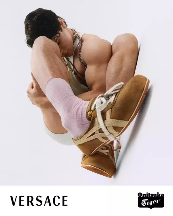 「〈Onitsuka Tiger〉が〈VERSACE〉との最新コラボフットウェアを発売」の画像