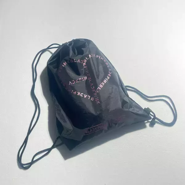 「BLACKPINKと〈fragment design〉によるコラボグッズが〈BEAMS〉ポップアップにて発売」の画像