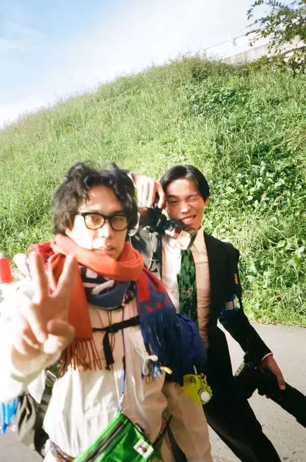 「令和ロマン・くるま＆かが屋・加賀翔によるコラボ写真展＜補完＞が開催」の画像