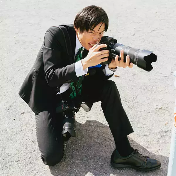 「令和ロマン・くるま＆かが屋・加賀翔によるコラボ写真展＜補完＞が開催」の画像