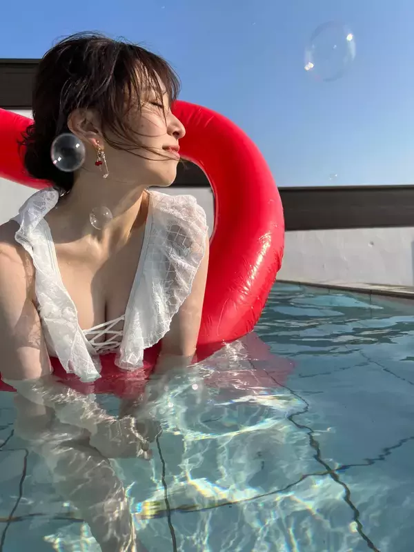 「“まちがいを6コ探してね！”──「大人の妄トレ写真集」極楽とんぼ・山本が中冨杏子を激写」の画像